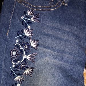 ✨nwt✨Girls embroiled skinny jeans size 10
